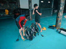 Students practicing equipment setip on the PADI Open Water Course
