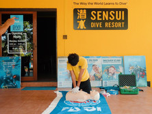 A studet practices CPR on his emergency first response course.