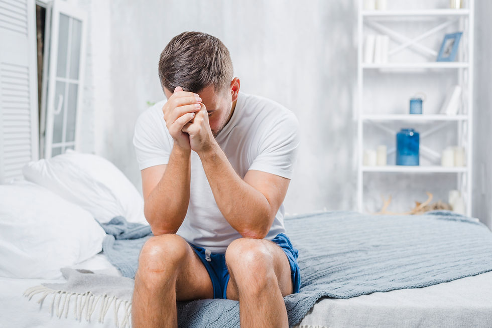 homem-frustrado-com-dor-de-cabeca-sentado-na-cama-em-casa.jpg