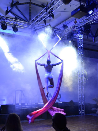 aerialist , aérien , Aérien performance , aerial arts , Aerial kite , kite aérien, aérien cote d'azur, artiste aérien ,golf de Saint Tropez, Cannes, Nice, region PACA, voltigeur, acrobate, Aerial studio , école du cirque