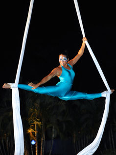 aerialist , aérien , Aérien performance , aerial arts , Aerial silks , tussu aérien, aérien cote d'azur, artiste aérien ,golf de Saint Tropez, Cannes, Nice, region PACA, voltigeur, acrobate,