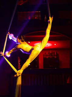 aerialist , aérien , Aérien performance , aerial arts , Aerial silks , tussu aérien, aérien cote d'azur, artiste aérien ,golf de Saint Tropez, Cannes, Nice, region PACA, voltigeur, acrobate, 