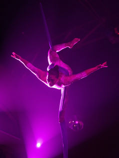 aerialist , aérien , Aérien performance , aerial arts , Aerial silks , tussu aérien, aérien cote d'azur, artiste aérien ,golf de Saint Tropez, Cannes, Nice, region PACA, voltigeur, acrobate, 
