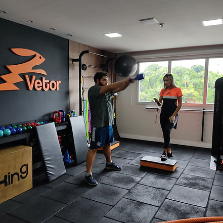 homem fazendo kettlebell swing