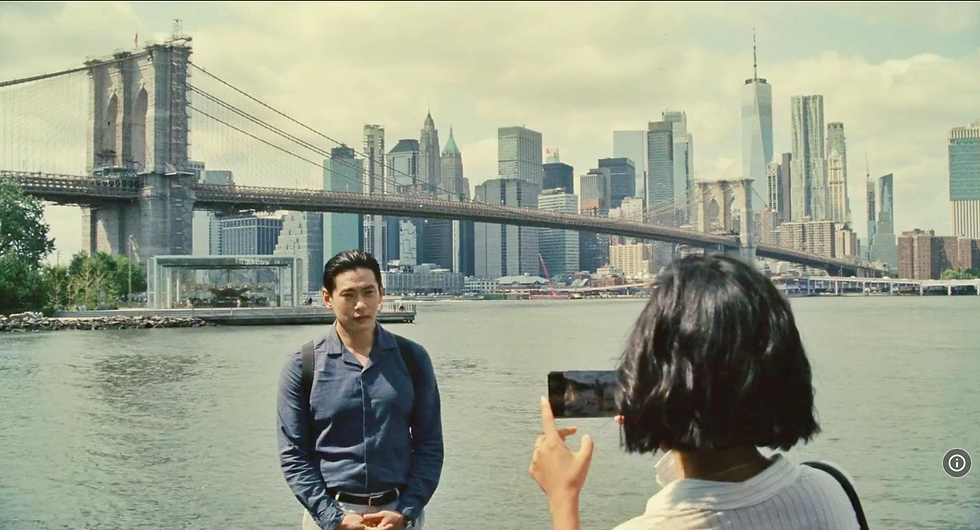 "Vidas Pasadas" Una inmigrante y un turista.