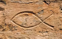 Símbolo Ichthys esculpido em rocha