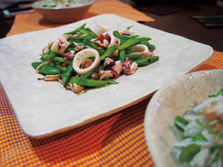 イカとセロリとスナップエンドウの炒め物