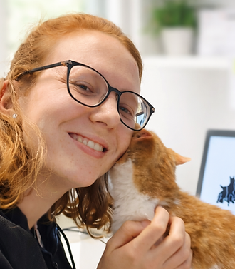 Tierärztin Magdalena Schwaiger mit Katze in der Tierarztpraxis Dr. Hirtl in Traisen.