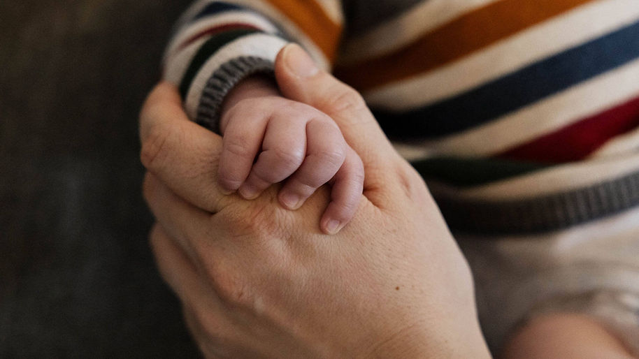 Mama hält die Hand ihres Kindes – 1:1 Coaching für Mütter bei Stress und Konflikten im Alltag