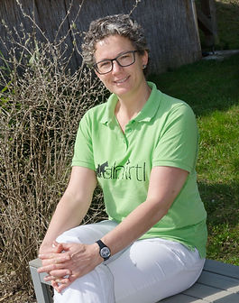 Tierärztin Dr. Ulrike Hirtl vor ihrer Tierarztpraxis in Traisen in Niederösterreich.