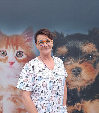 Ordinationsassistentin Andrea Philipp in der Tierarztpraxis Dr. Hirtl in Traisen mit Herz für Tiere und langjähriger Erfahrung.
