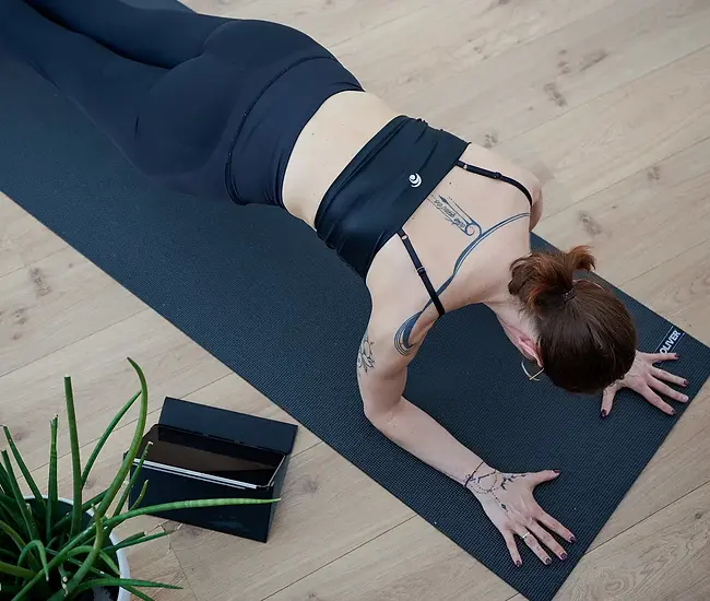 Pilates Kraftübung im Unterarmstütz zur Stärkung von Core, Schultern und Rumpfstabilität
