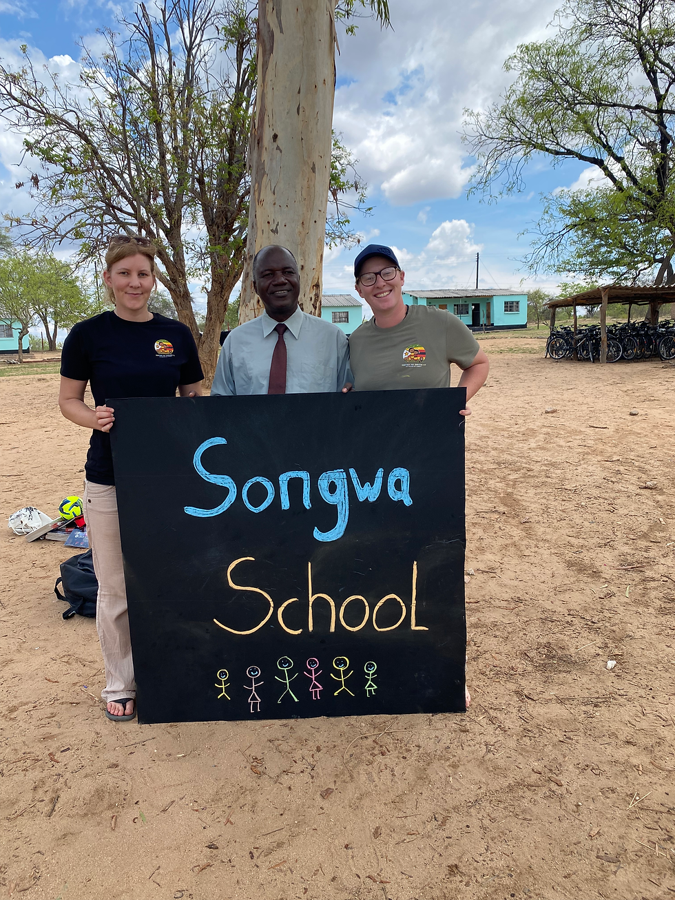 Alex und Linda mit dem Schuldirektor