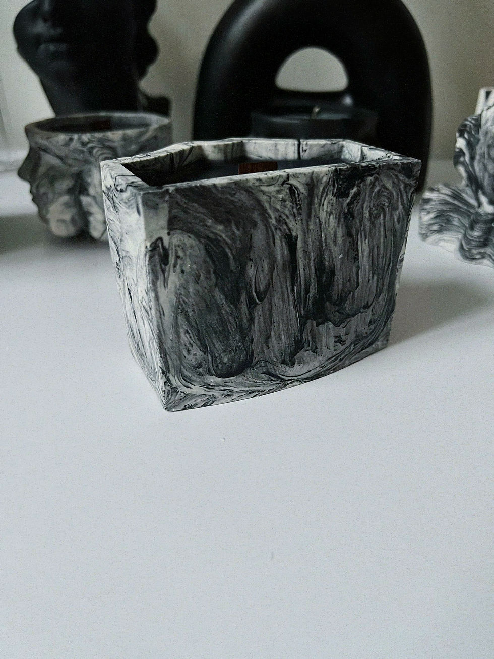 Thumbnail: LIPS MARBLE JAR SCENTED CANDLE