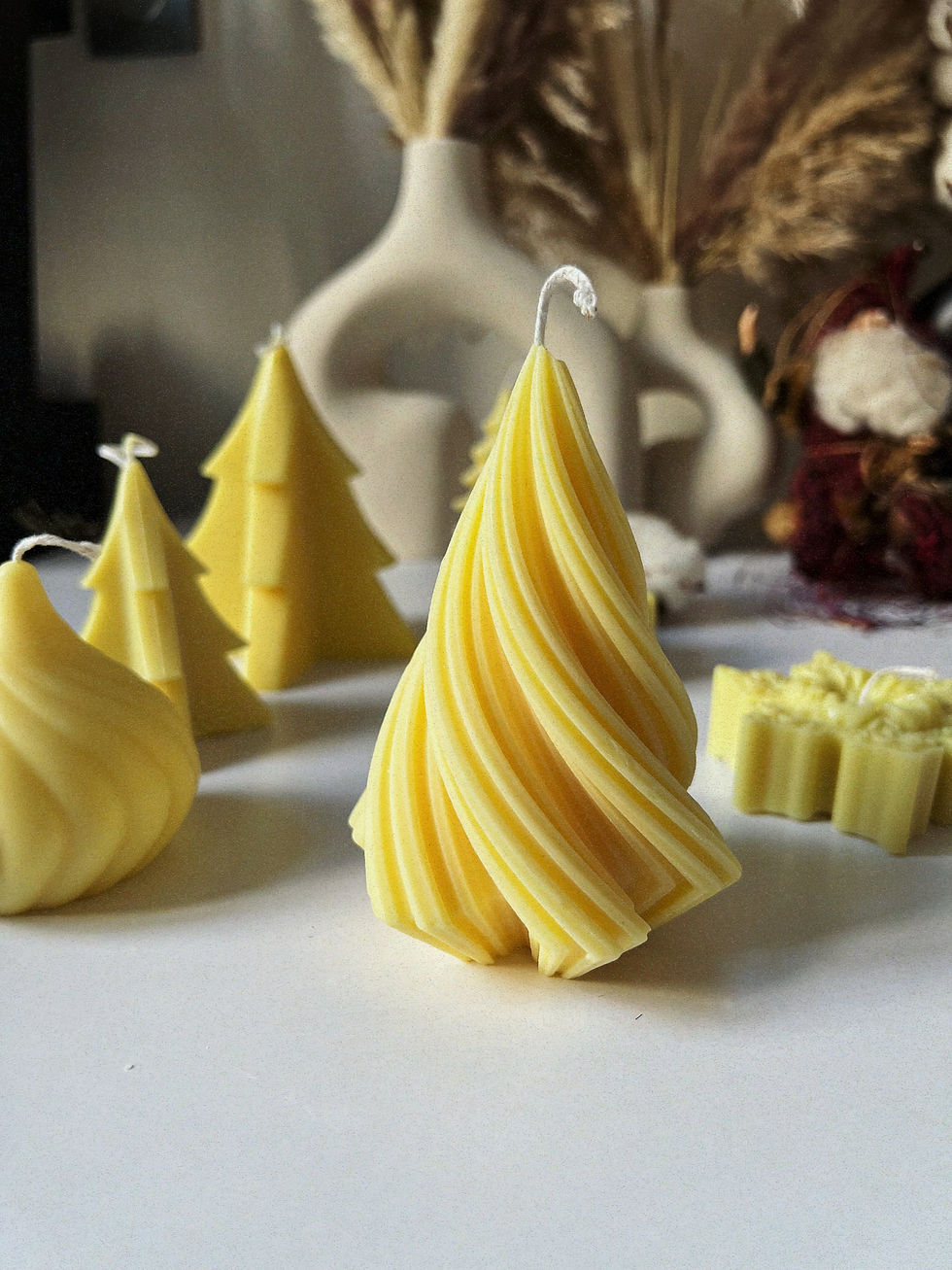 Прев'ю: SMALL YELLOW SWIRL CHRISTMAS TREE CANDLE COCONUT-SOY WAX