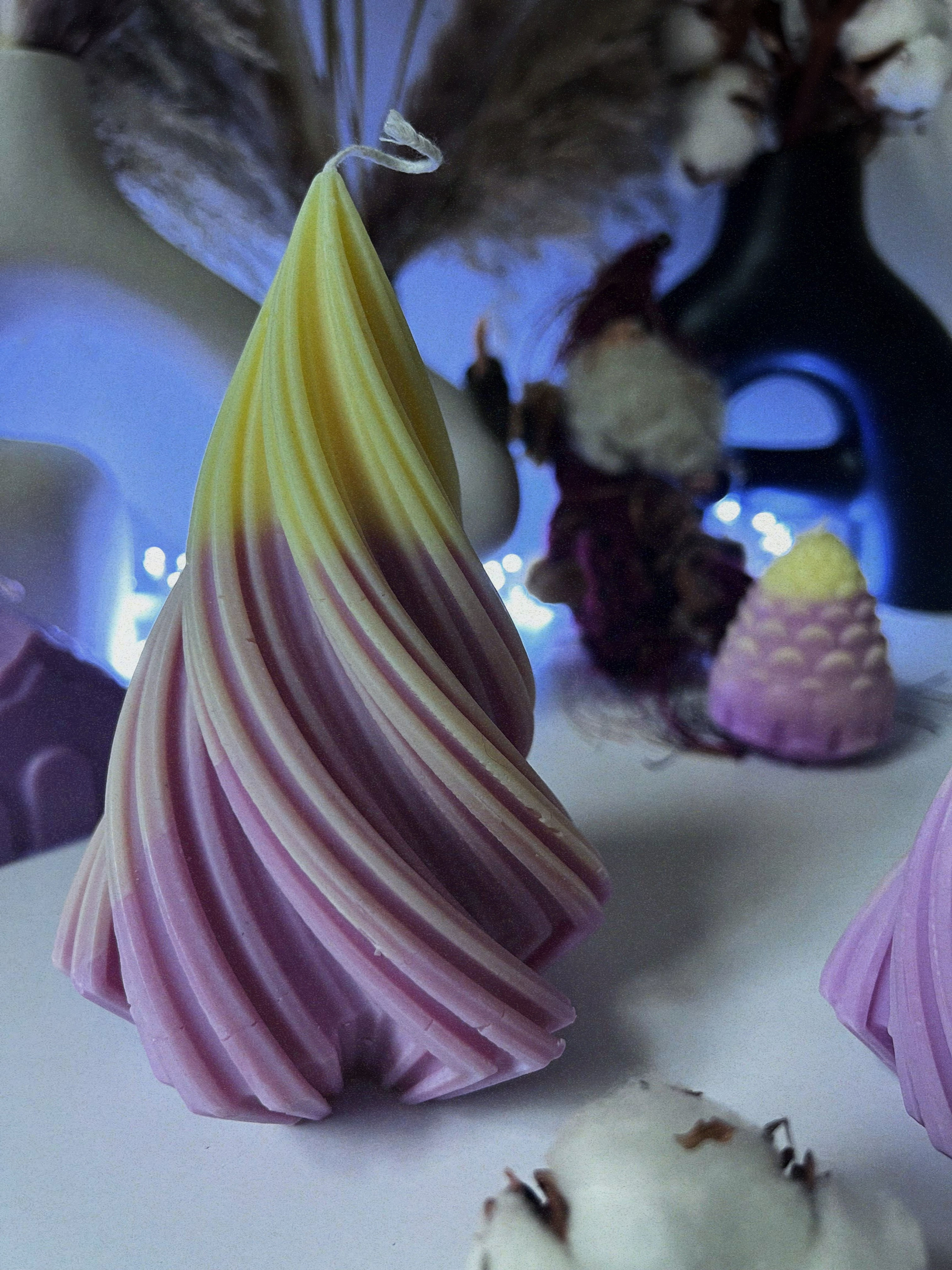 VELKÝ GRADIENTNÍ VÍŘIVÝ VÁNOČNÍ STROMEK SVÍČKA KOKOSOVO-SOJOVÝ VOSK