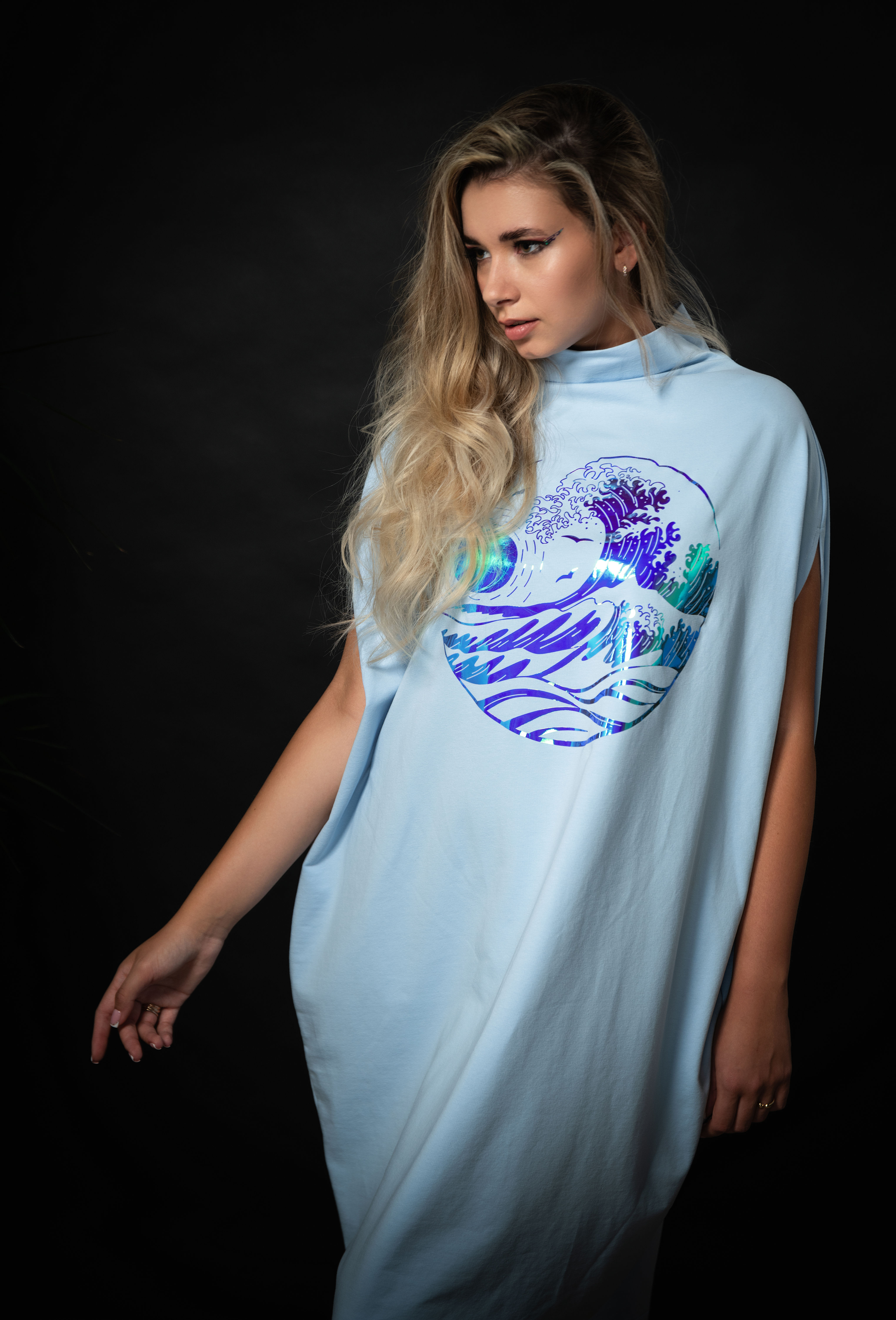 MODRÉ ŠATY HOLOGRAFICKÉ VLNY