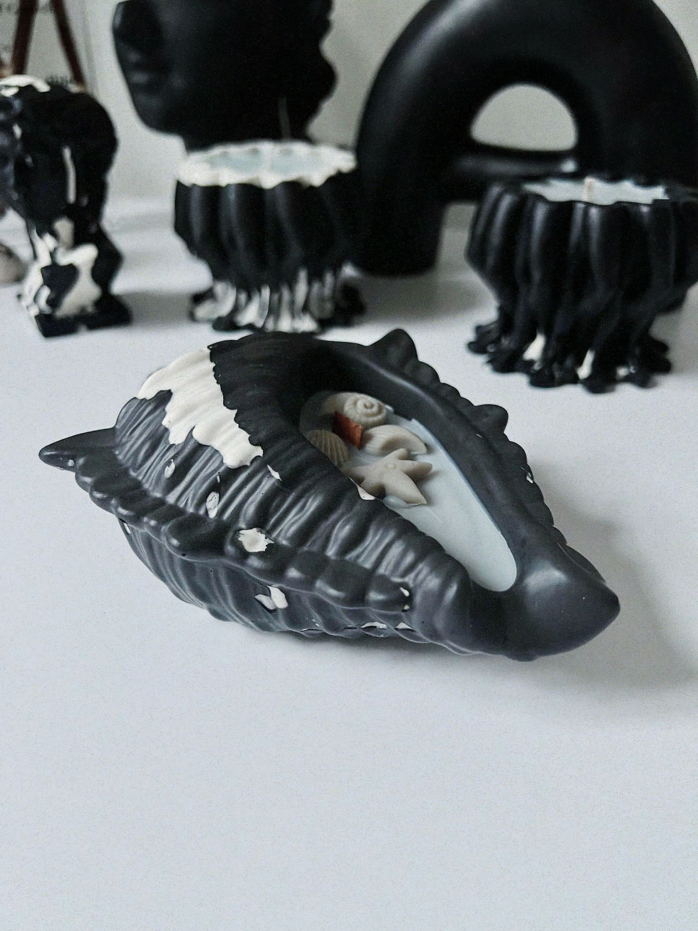 Thumbnail: SEASHELL BLACK WITH WHITE DROPLETS JAR SCENTED CANDLE