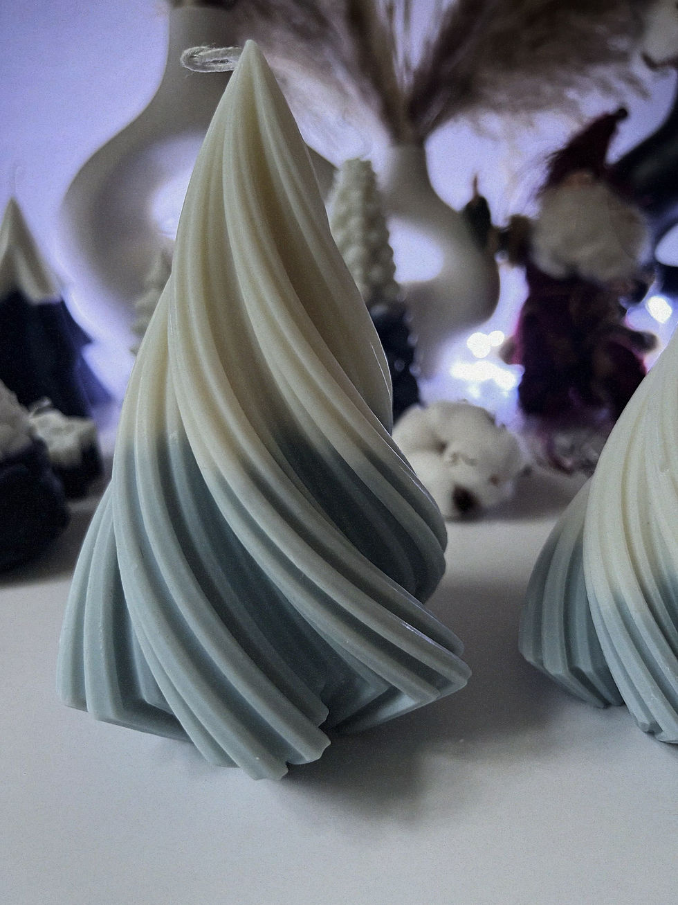 Прев'ю: BIG GRADIENT SWIRL CHRISTMAS TREE CANDLE COCONUT-SOY WAX