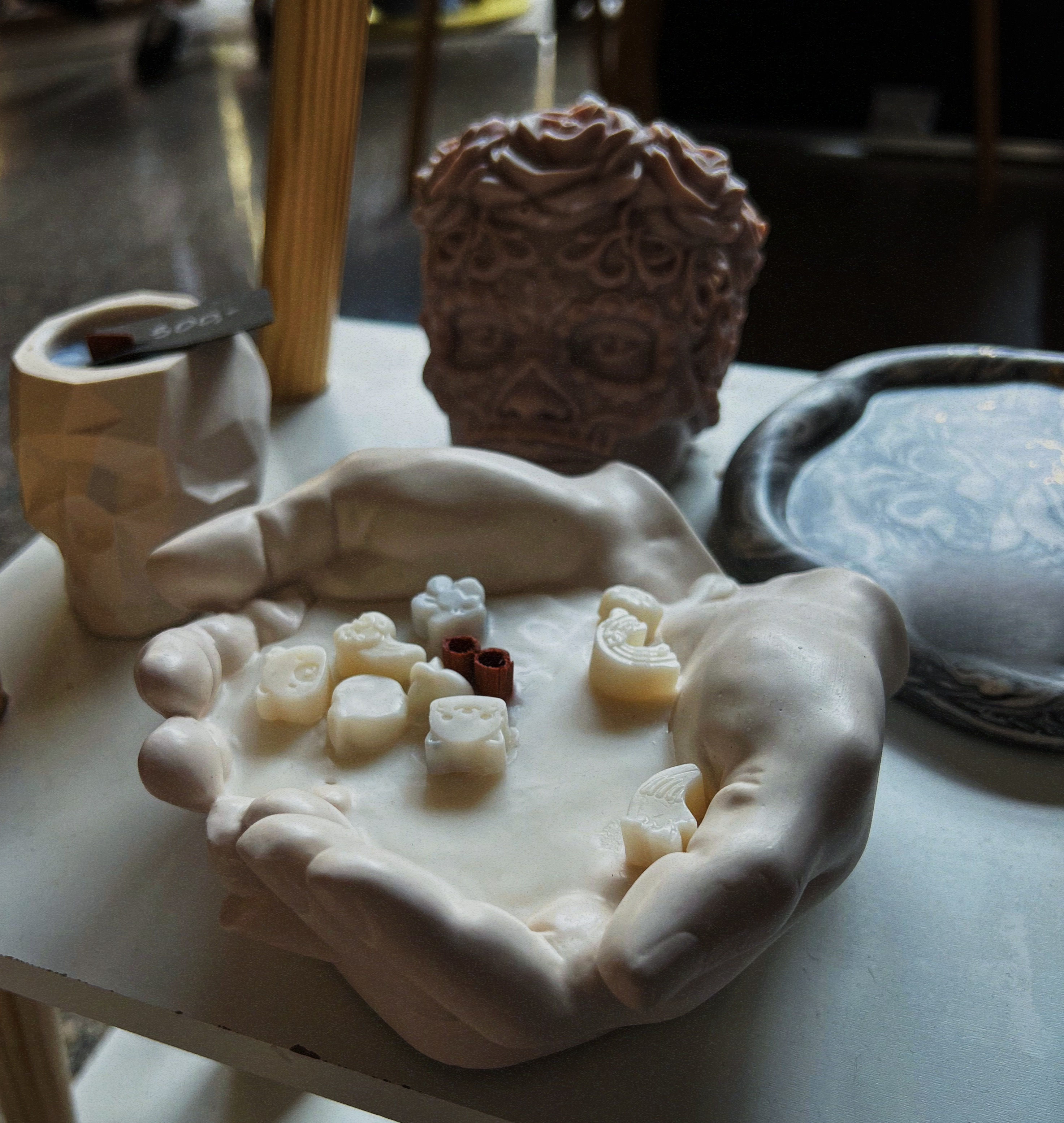 HANDS SCENTED CANDLE COCONUT WAX