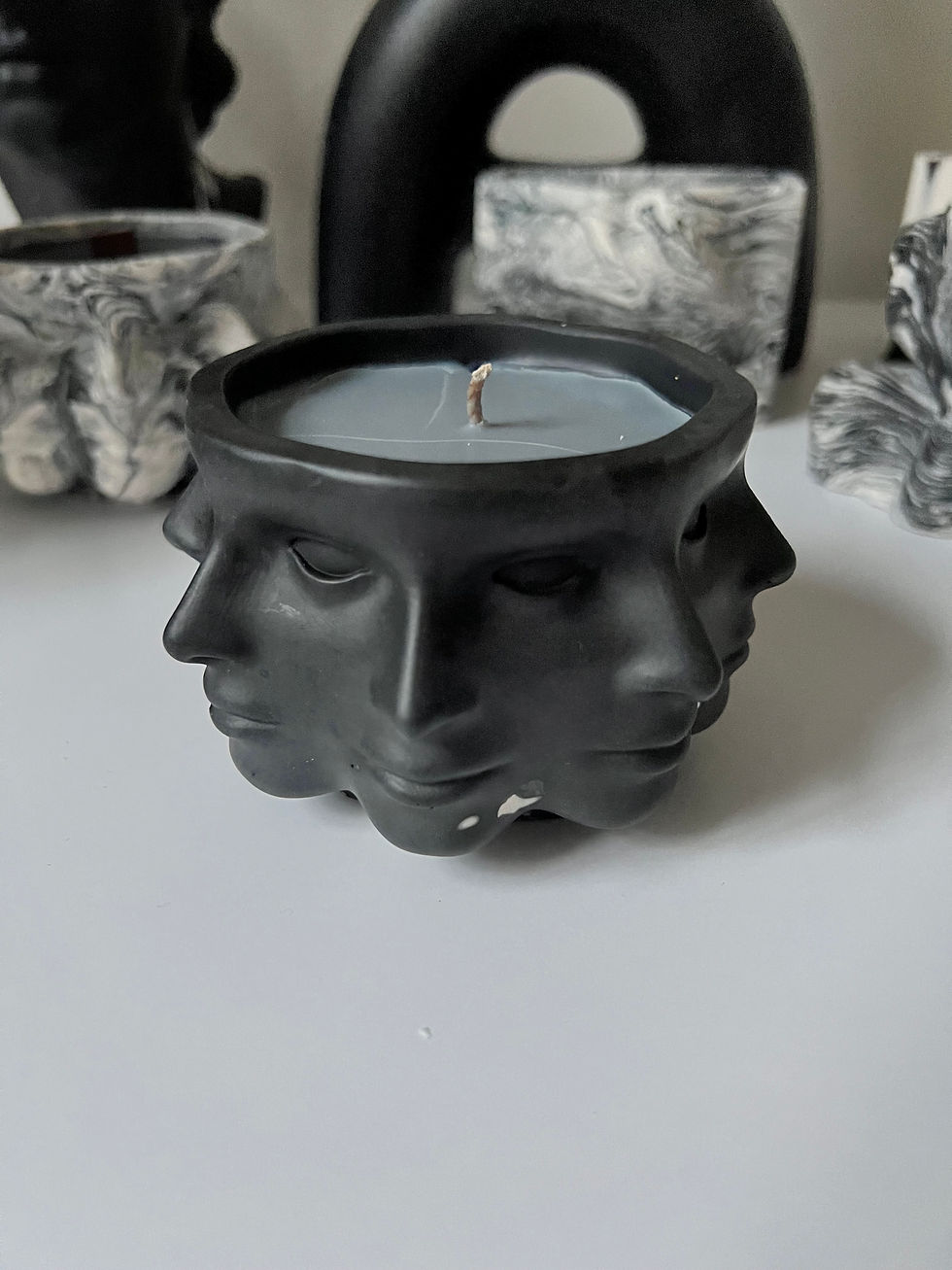 Miniatura: VONNÁ SVÍČKA FACES ČERNÁ V NADOBĚ 