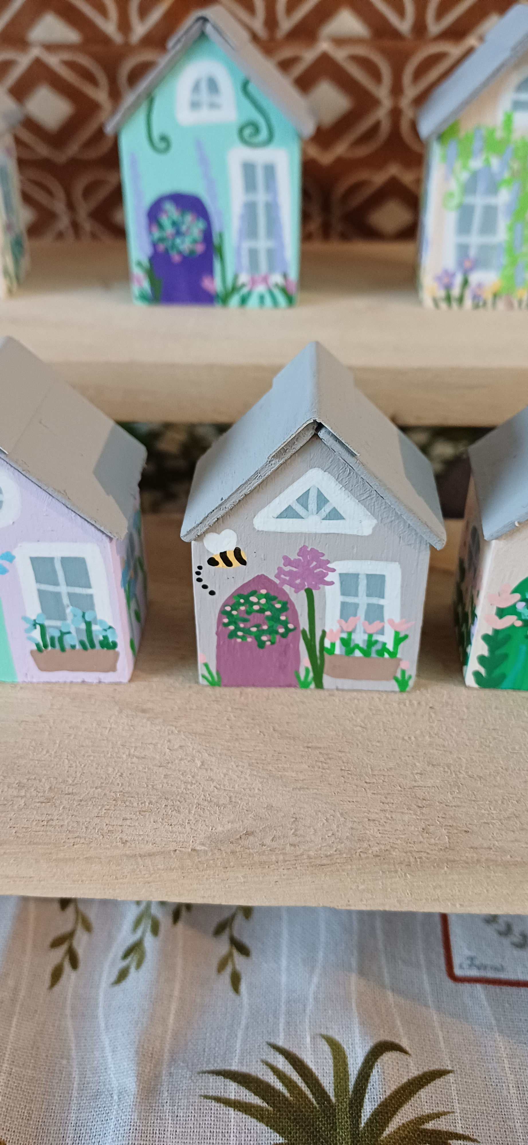 Bumblebee cottage (med)