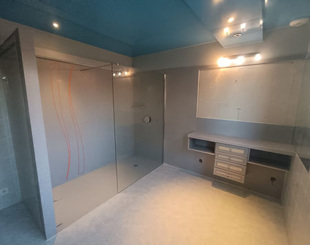 Salle de Bain avec receveur, habillage muraux et plan coiffeuse en Karsyl® couleur Lunar