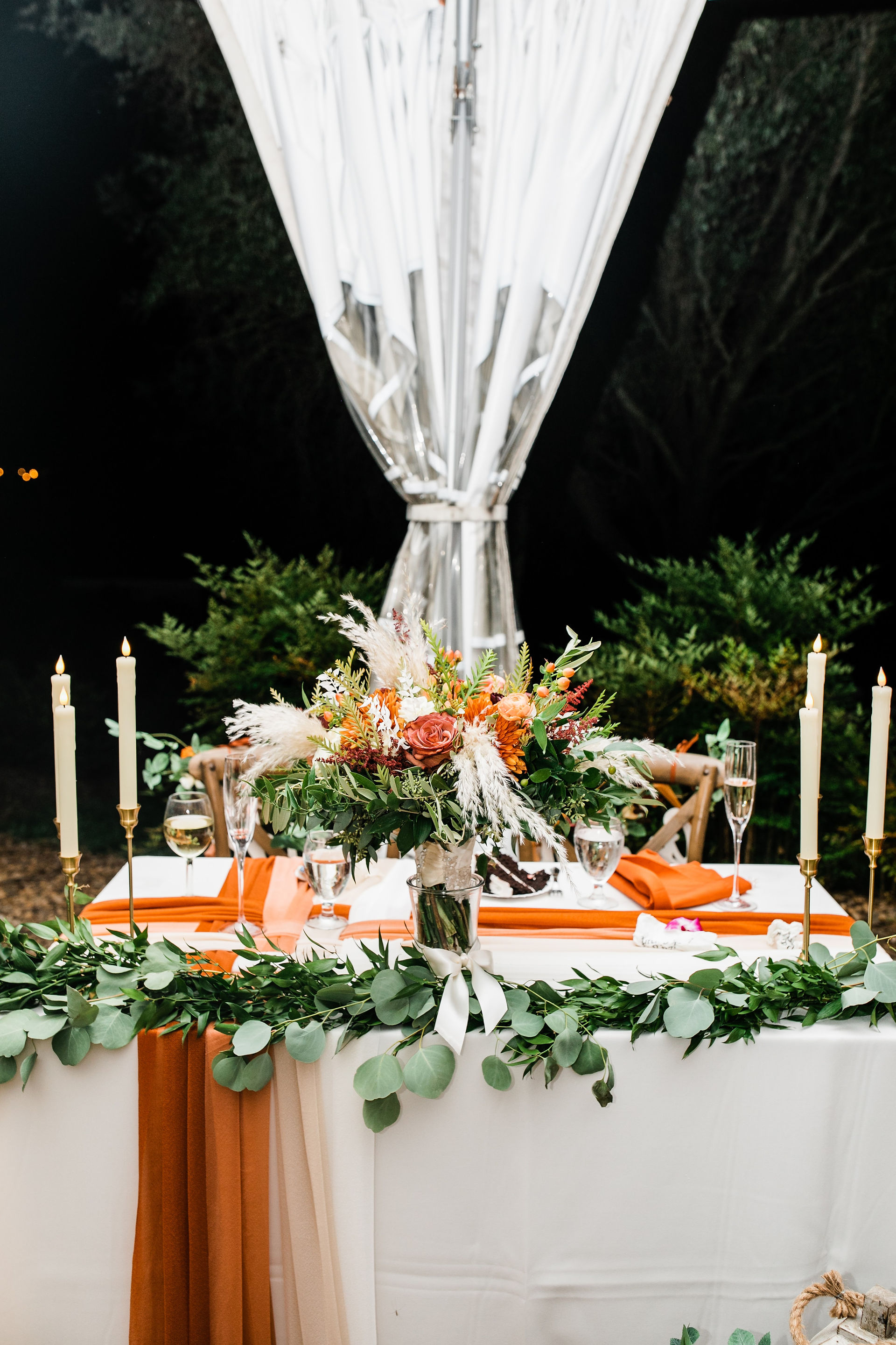Flowers and décor on the sweetheart table.
