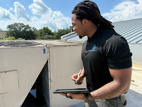 trained-ac-tech-on-roof-commercial