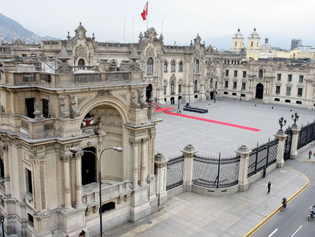 Alexandra Ames / Atrapados en el desmadre institucional