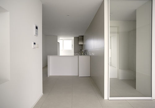 ㄱ자 구조 주방에 깔끔하고 실용적인 주거 공간