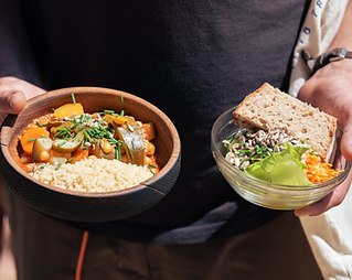 Repas végétarien coloré et nourrissant, servi dans des contenants simples et naturels.