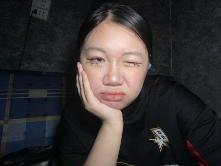 Khi bị quá tải, Joy Alice thường làm gì để thấy dễ thở hơn?