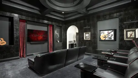 Sala de cine en casa Monterrey con butacas de diseño, pantalla grande e iluminación automatizada premium
