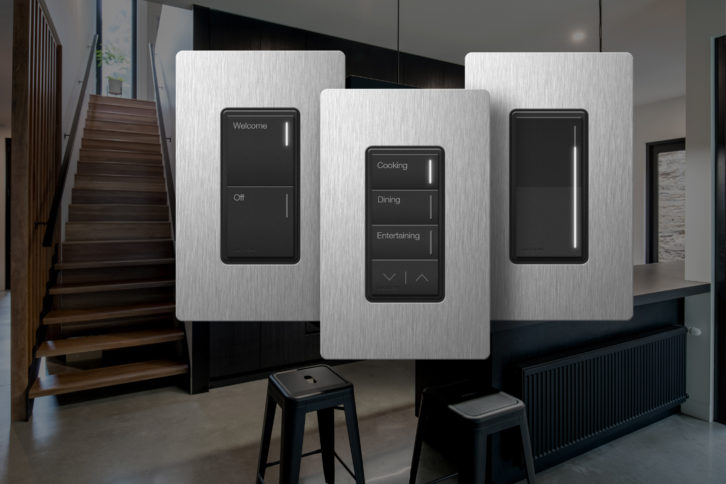 Sala de residencia con sistema Lutron RadioRA — iluminación cálida automatizada y keypads discretos integrados