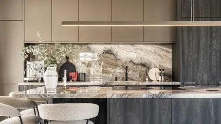 cocina-inteligente-residencial-isla.webp Alt text: Cocina inteligente residencial de alta gama con isla central, iluminación automatizada por zonas y acabados premium