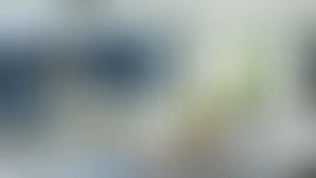 Residencia con eficiencia energética domótica — persianas motorizadas filtrando luz solar y reduciendo consumo