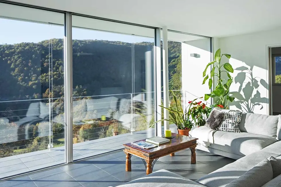 Residencia con eficiencia energética domótica — persianas motorizadas filtrando luz solar y reduciendo consumo