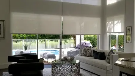 Persianas motorizadas en residencia de Monterrey con grandes ventanales y luz natural filtrada