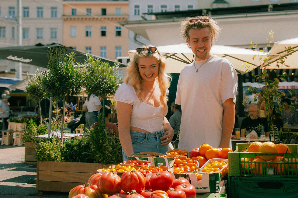 Chefin und Chef Fine Dining Köchin Lilli Loebell und Kochprofi Matteo Veronese beim Markt