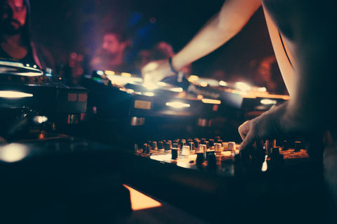 dj-mixer-hands-set.jpg