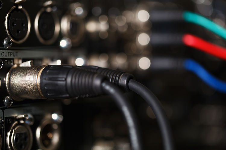 audio-xlr-cables-in-the-pro-recorder-SBI-300935309.jpg