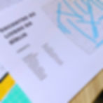 Miniatura: Caça-palavras bíblico com grade colorida e título “Encontre os livros da Bíblia”; várias palavras estão destacadas em azul.