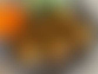 Ev yapımı fırında tavuk nugget, yanında havuç ve salatalıkla birlikte çocuklar için sağlıklı bir şekilde servis edilmiş