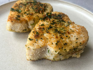 Sarımsak, kekik ve maydanozla kaplanmış, dışı çıtır içi sulu tavada pişmiş ton balığı, yanında limon dilimleriyle servis ediliyor.