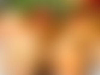 Fırında pişmiş limon ve sarımsaklı somon lokmaları, altın rengi kızarmış kenarlarıyla sağlıklı ve pratik bir yemek.