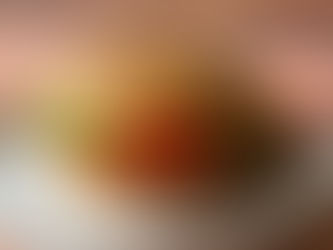 Ev yapımı çıtır tavuk burger, içinde domates dilimleri ve yeşilliklerle birlikte sıcak şekilde servis edilmiş