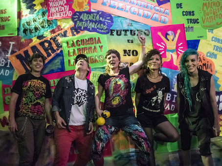 KUMBIA QUEERS REGRESAN CON DELIVERY DE VINO