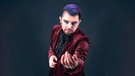 Sinchlair regresa a la escena musical con Un Circo:  combinando el cine con el horror del mundo real intensamente