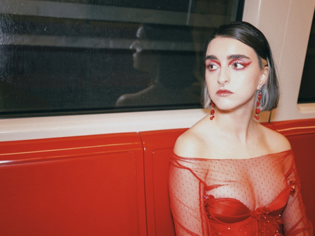 Noche De Luna Llena: Chica Lunar mantiene una conversación con la luna que es su confidente fiel 